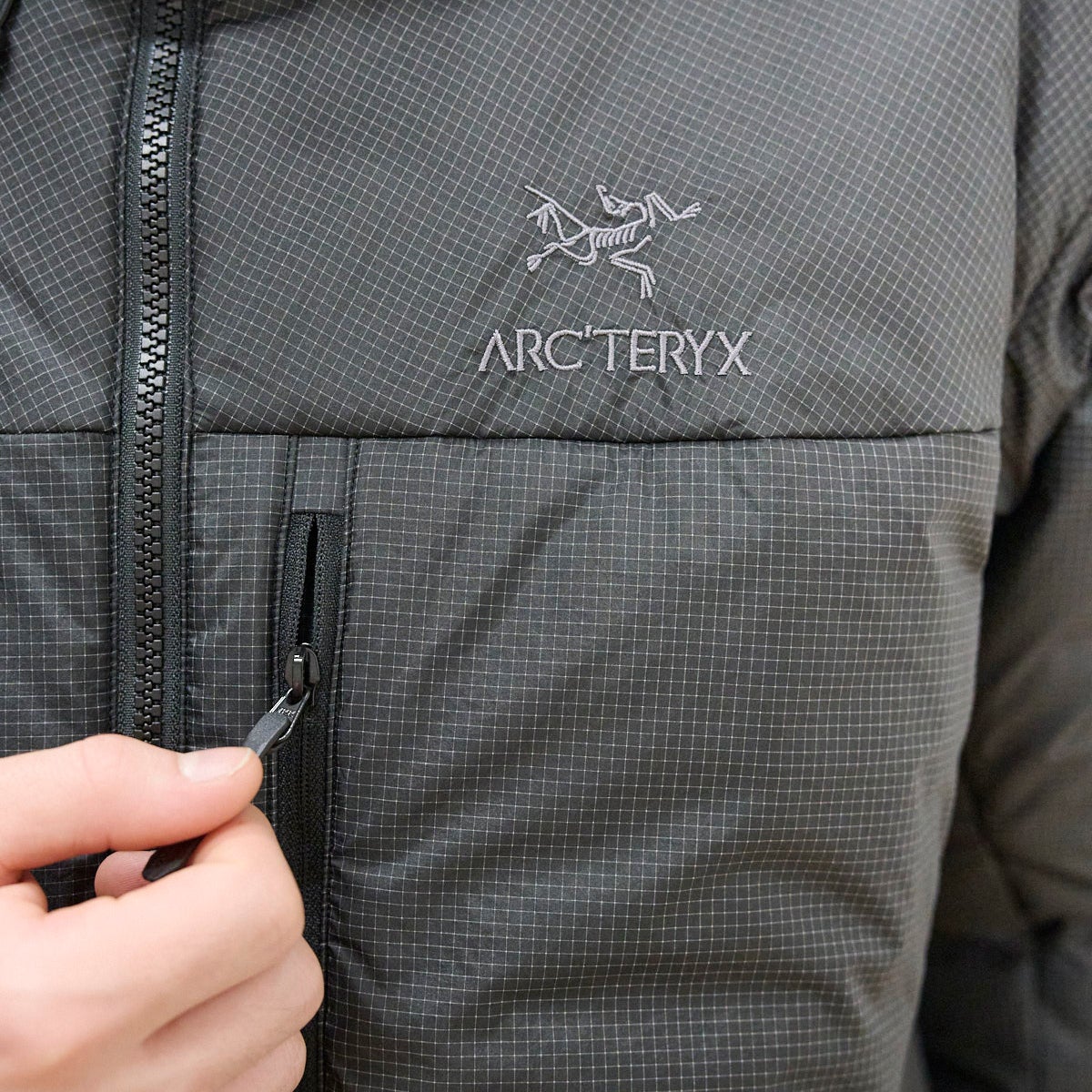 アークテリクスの中綿ジャケット／ニュークレイ SV パーカ メンズを試着＆本音レビューの胸ポケット
