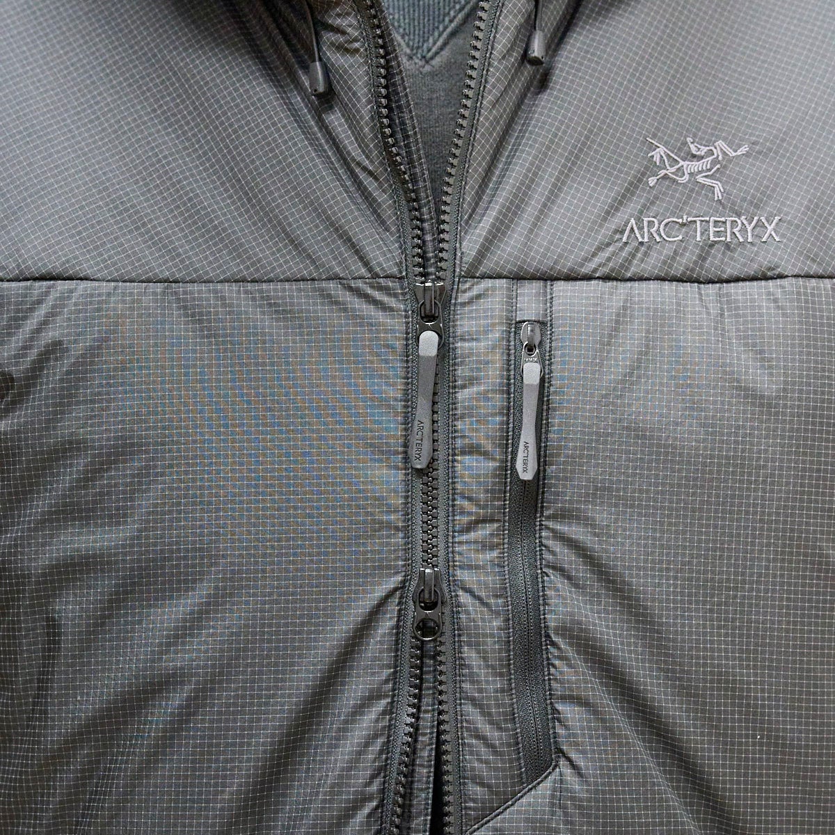 アークテリクスの中綿ジャケット／ニュークレイ SV パーカ メンズを試着＆本音レビューのフロントジップ