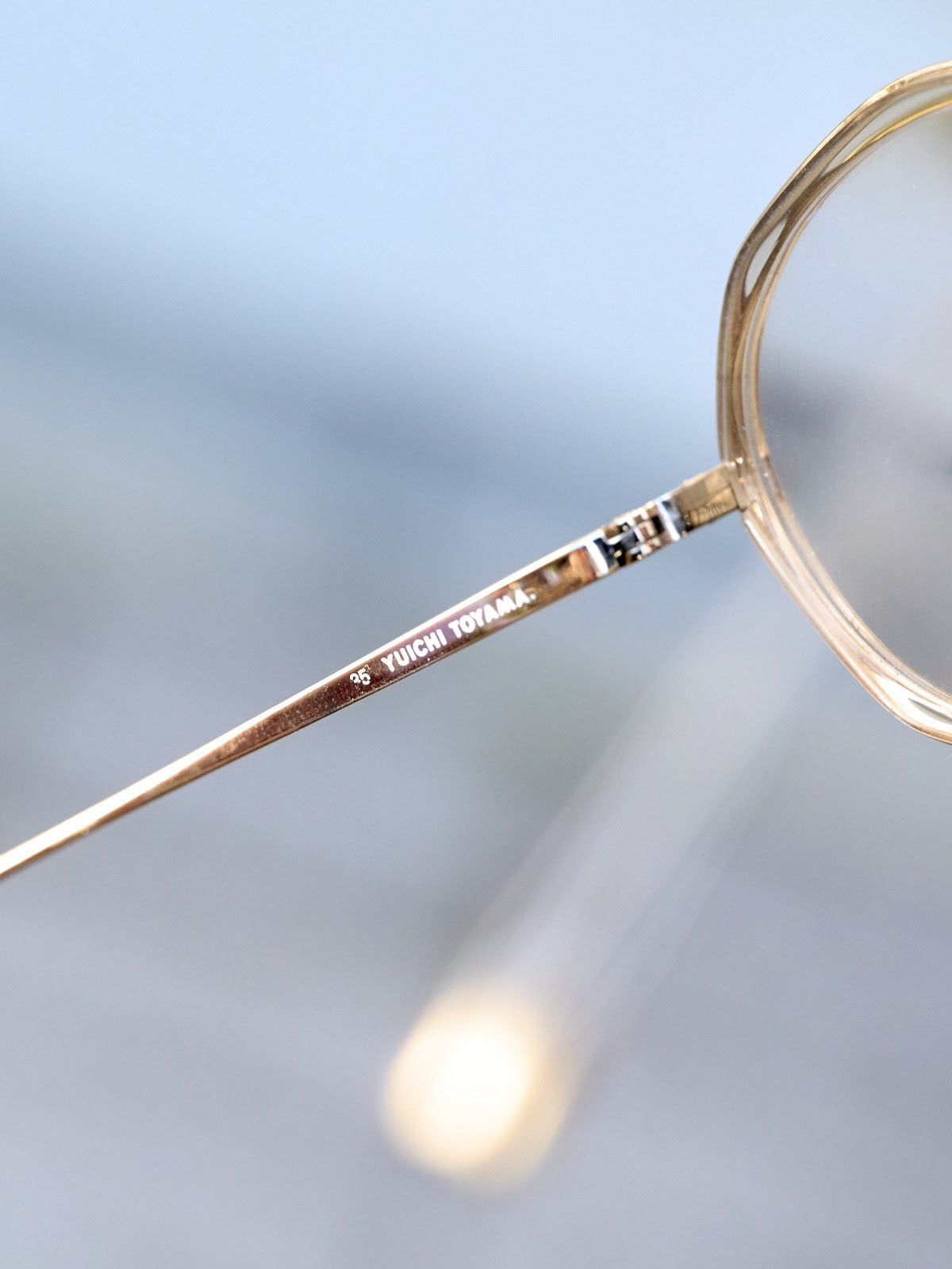 ユウイチトヤマのメガネのロゴ