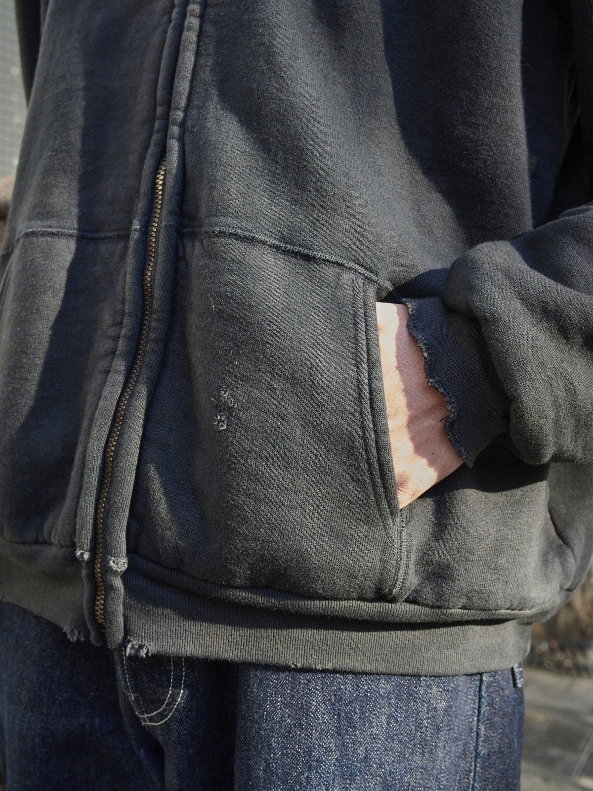 アプレッセの黒パーカのポケット