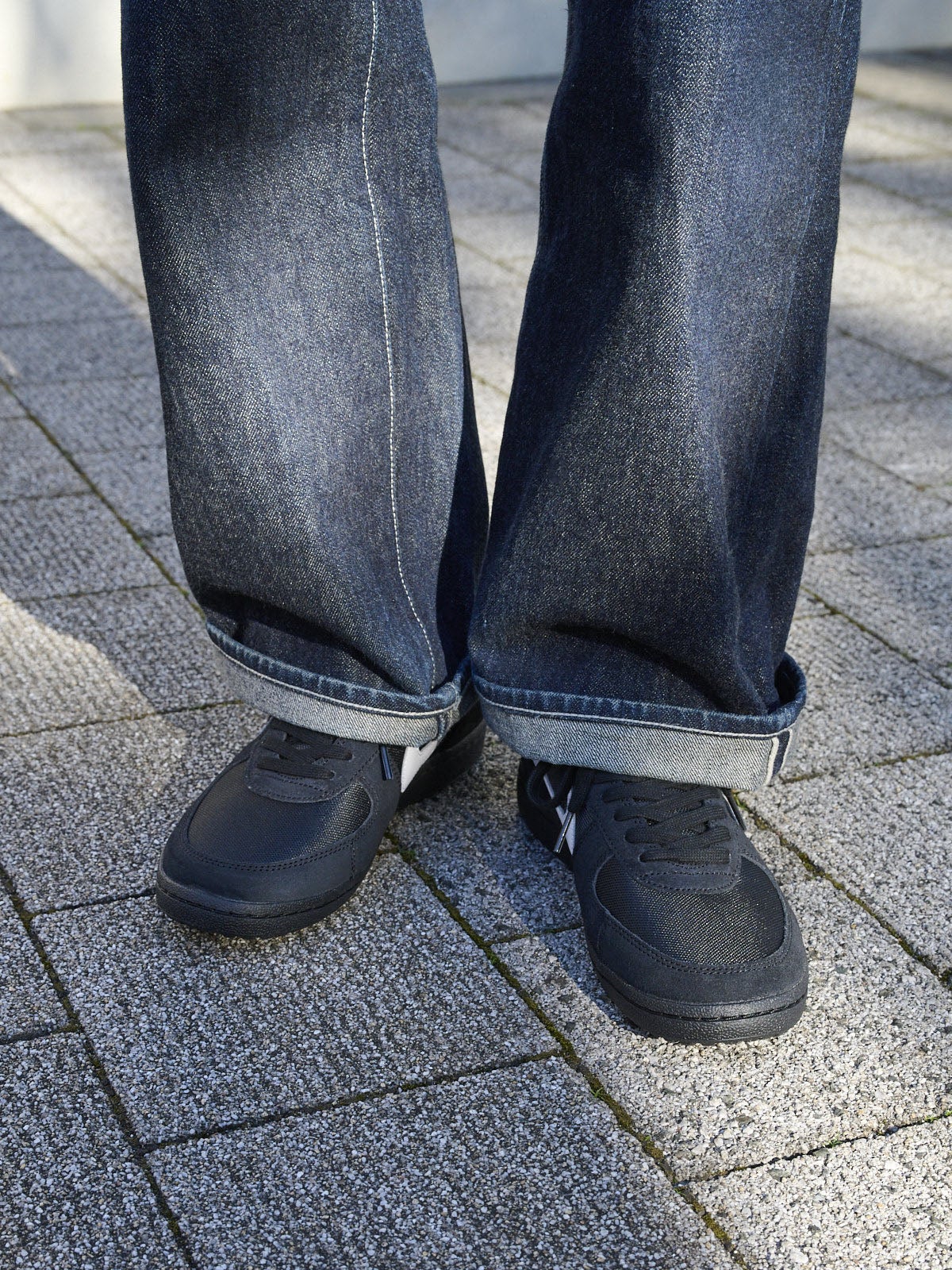 ビームスのデニムの裾とナイキの黒スニーカー「フィールド ジェネラル"Ref"」