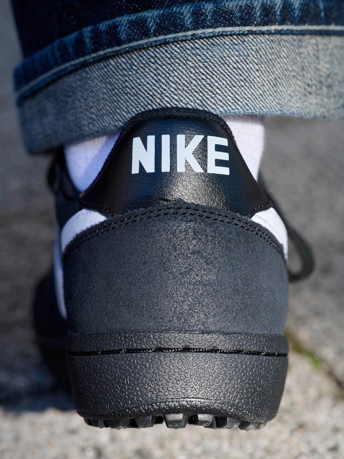 ナイキの黒スニーカー「フィールド ジェネラル"Ref"」のヒールロゴ寄り