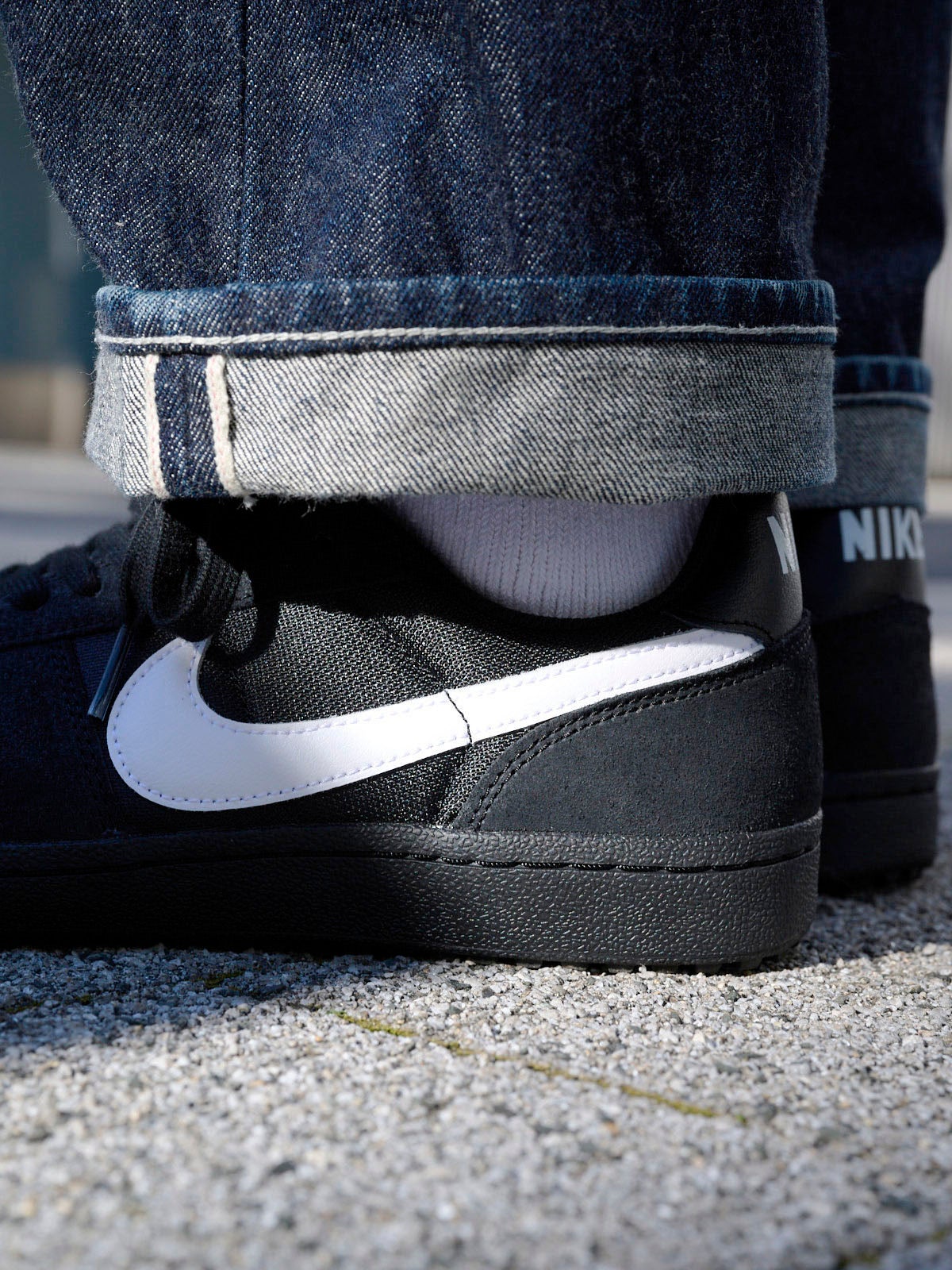 ナイキの黒スニーカー「フィールド ジェネラル"Ref"」のサイドロゴ寄り