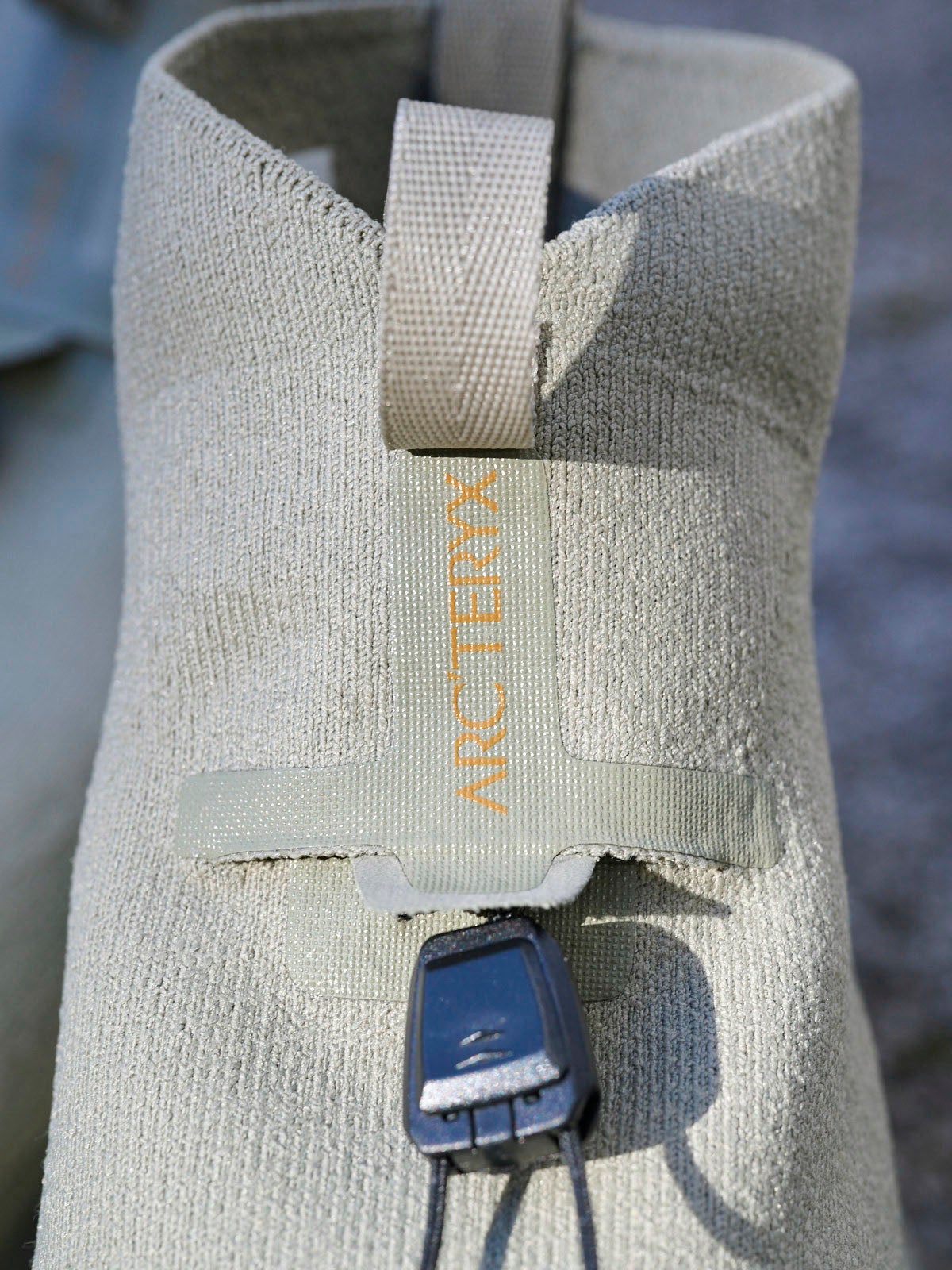 アークテリクスのスニーカー「NORVAN 4 NIVALIS MEN」のアッパーロゴ