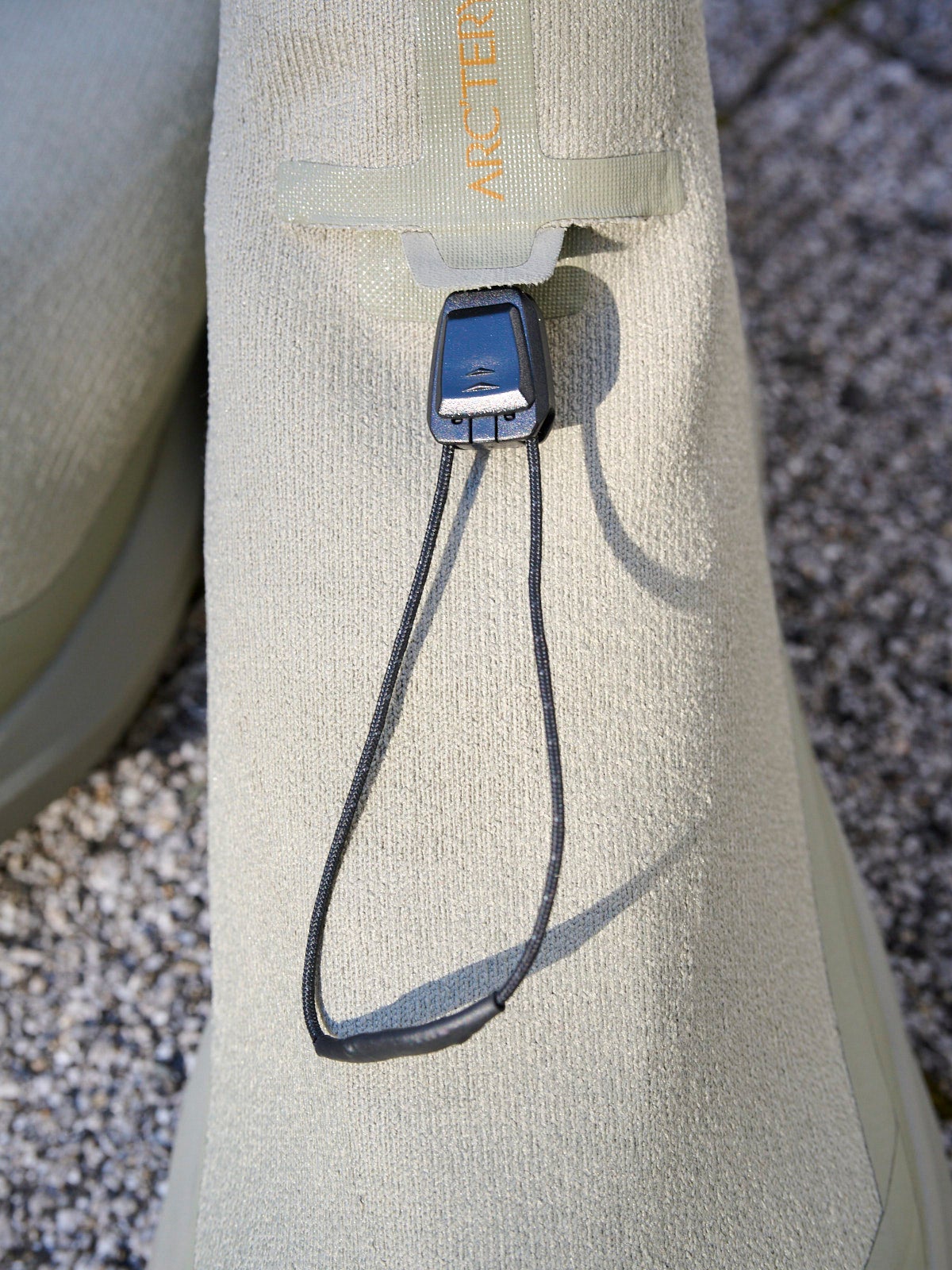 アークテリクスのスニーカー「NORVAN 4 NIVALIS MEN」のアッパーのコード