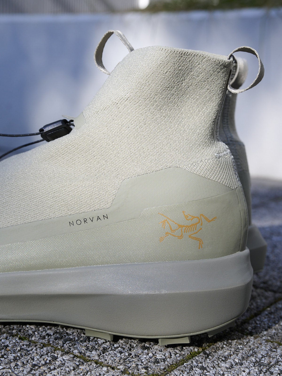 アークテリクスのスニーカー「NORVAN 4 NIVALIS MEN」のサイドロゴ寄り