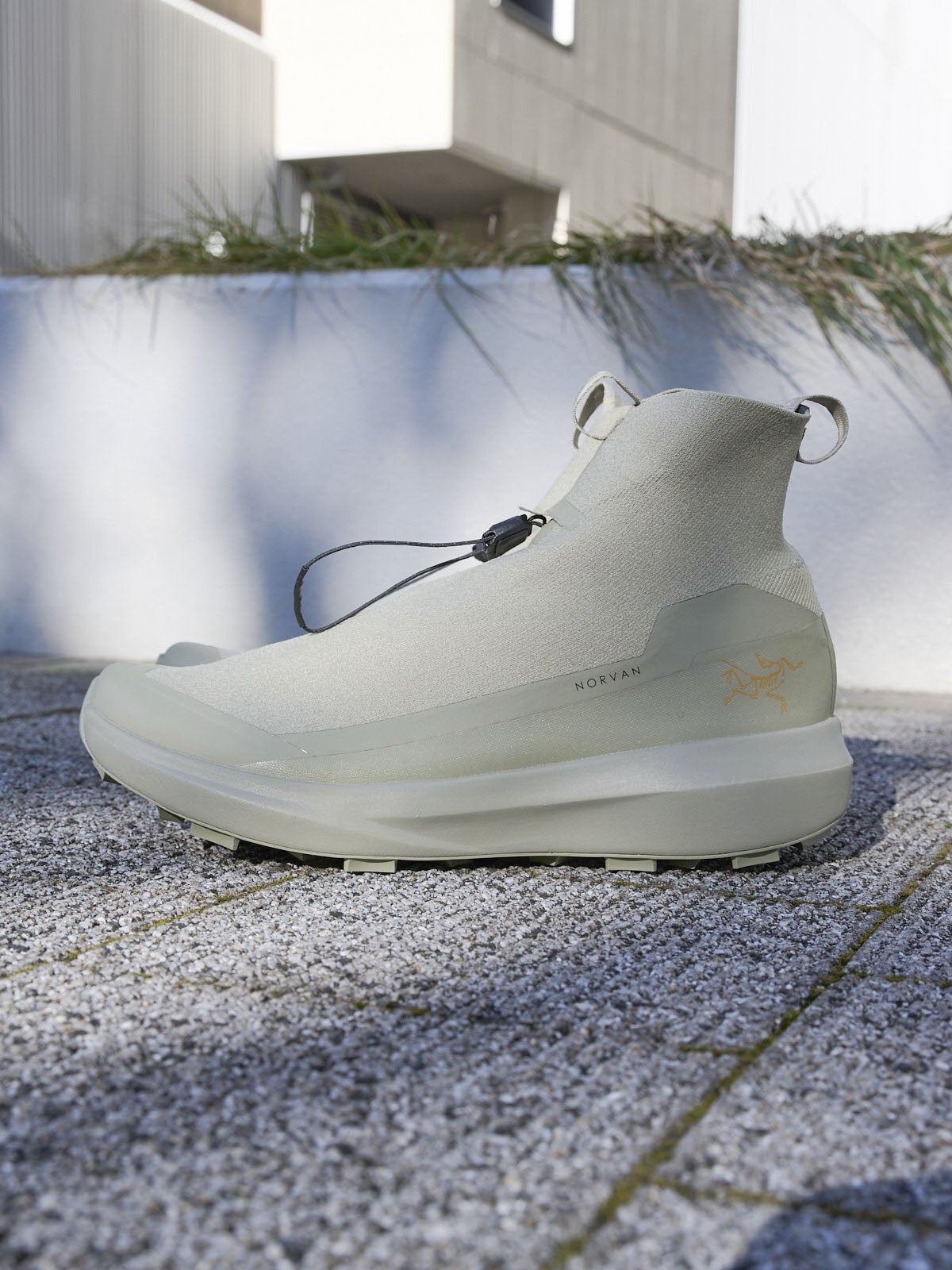 アークテリクスのスニーカー「NORVAN 4 NIVALIS MEN」のサイド