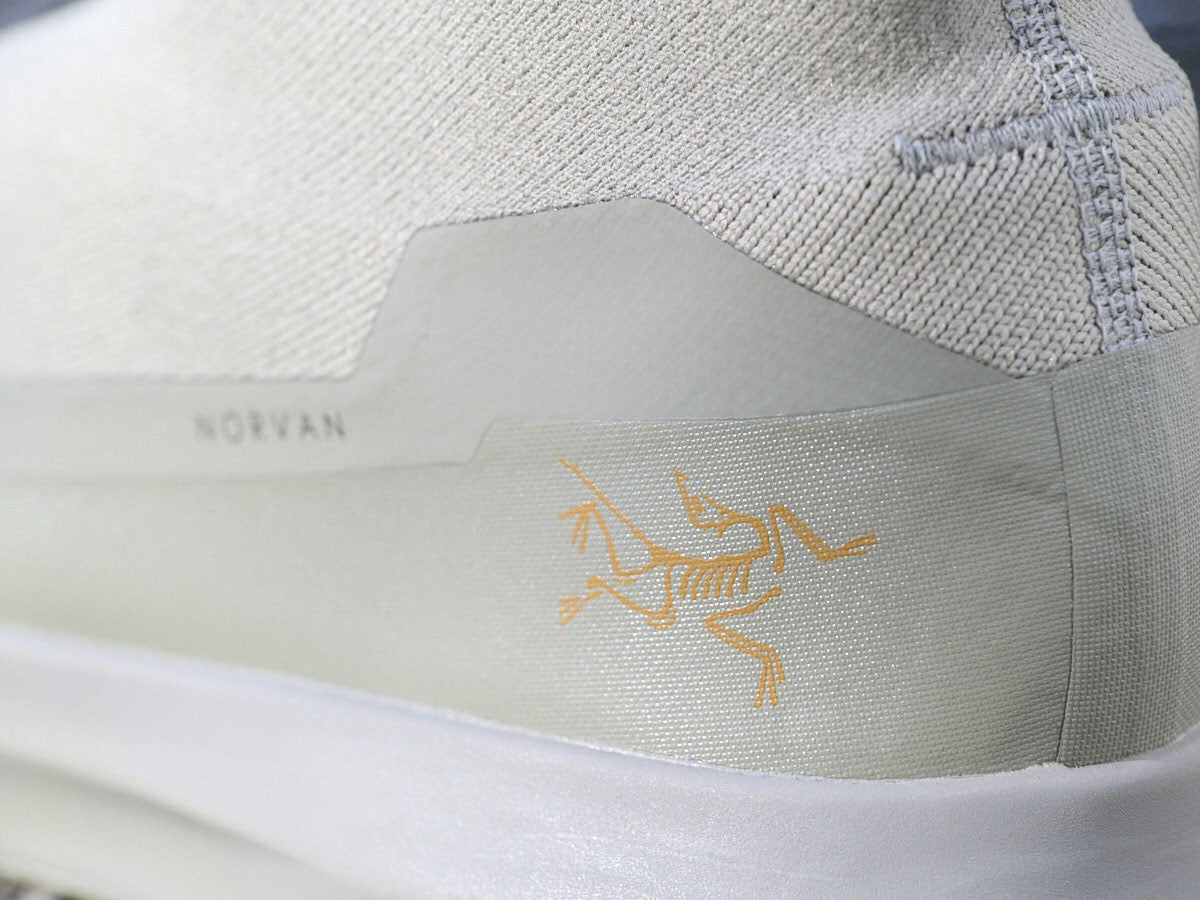 アークテリクスのスニーカー「NORVAN 4 NIVALIS MEN」のバードロゴ