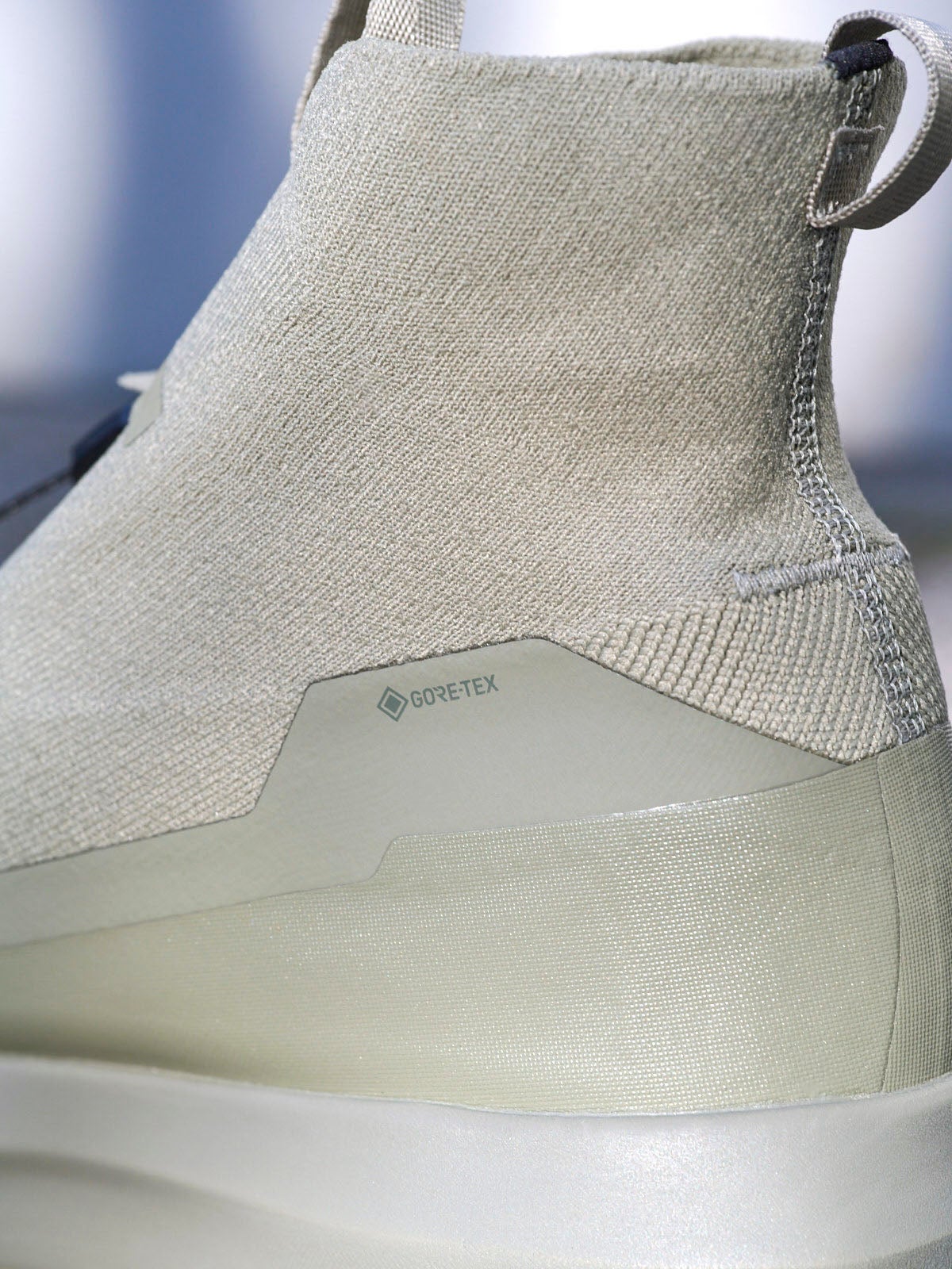 アークテリクスのスニーカー「NORVAN 4 NIVALIS MEN」のサイドロゴ引き