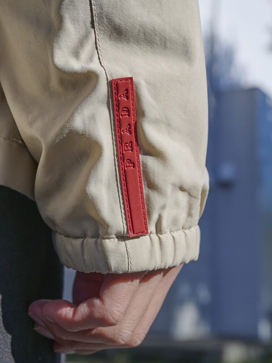 プラダスポーツの袖、ブランドロゴ