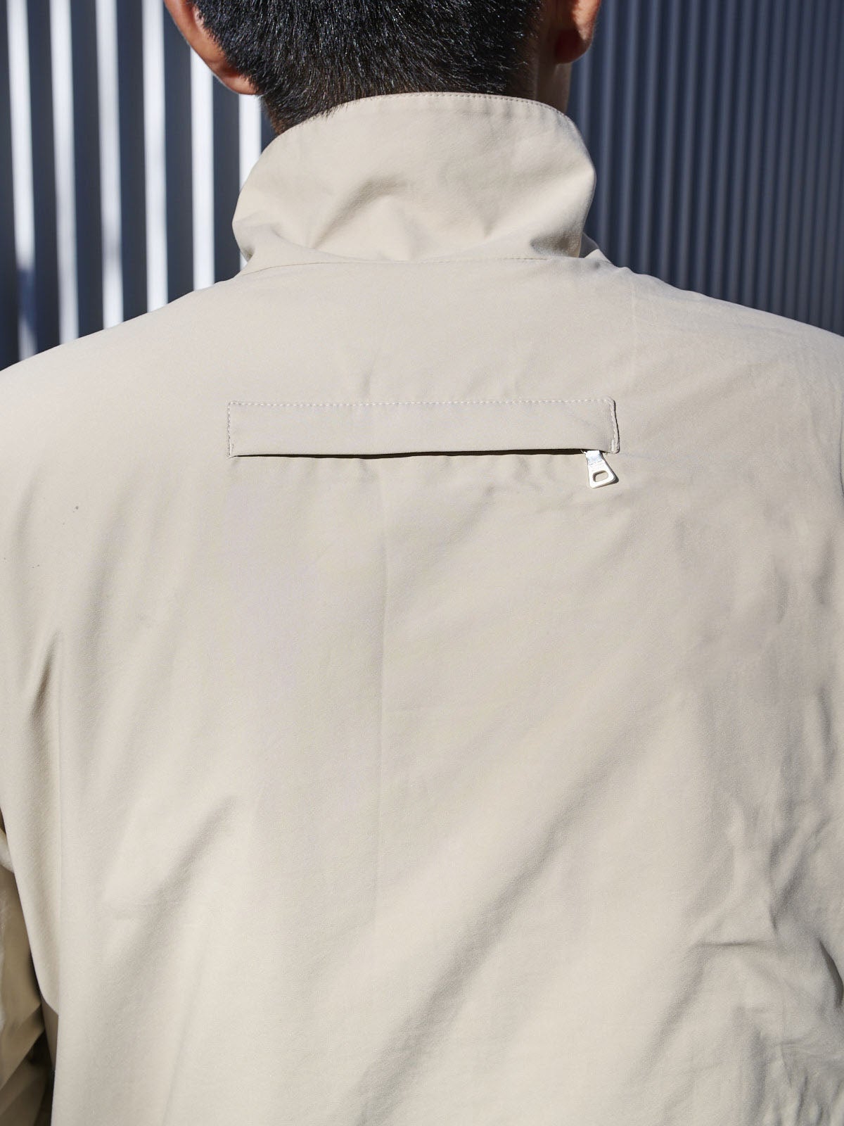 プラダスポーツ、バックカット、ジップ寄り