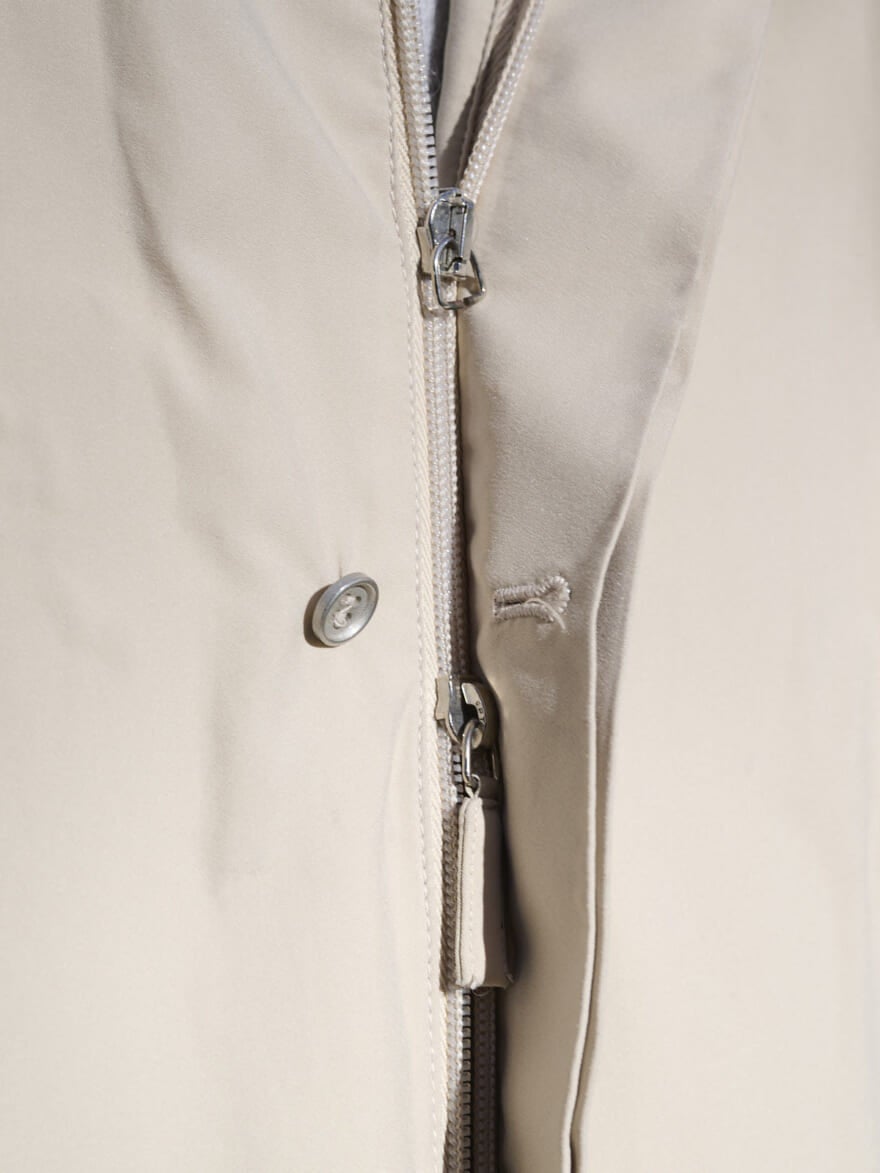 プラダスポーツ、前面のボタンとジップのディテール