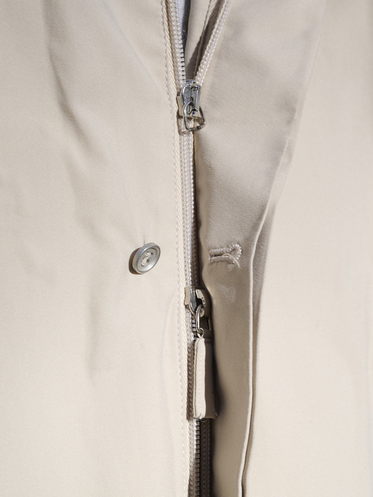 プラダスポーツ、前面のボタンとジップのディテール