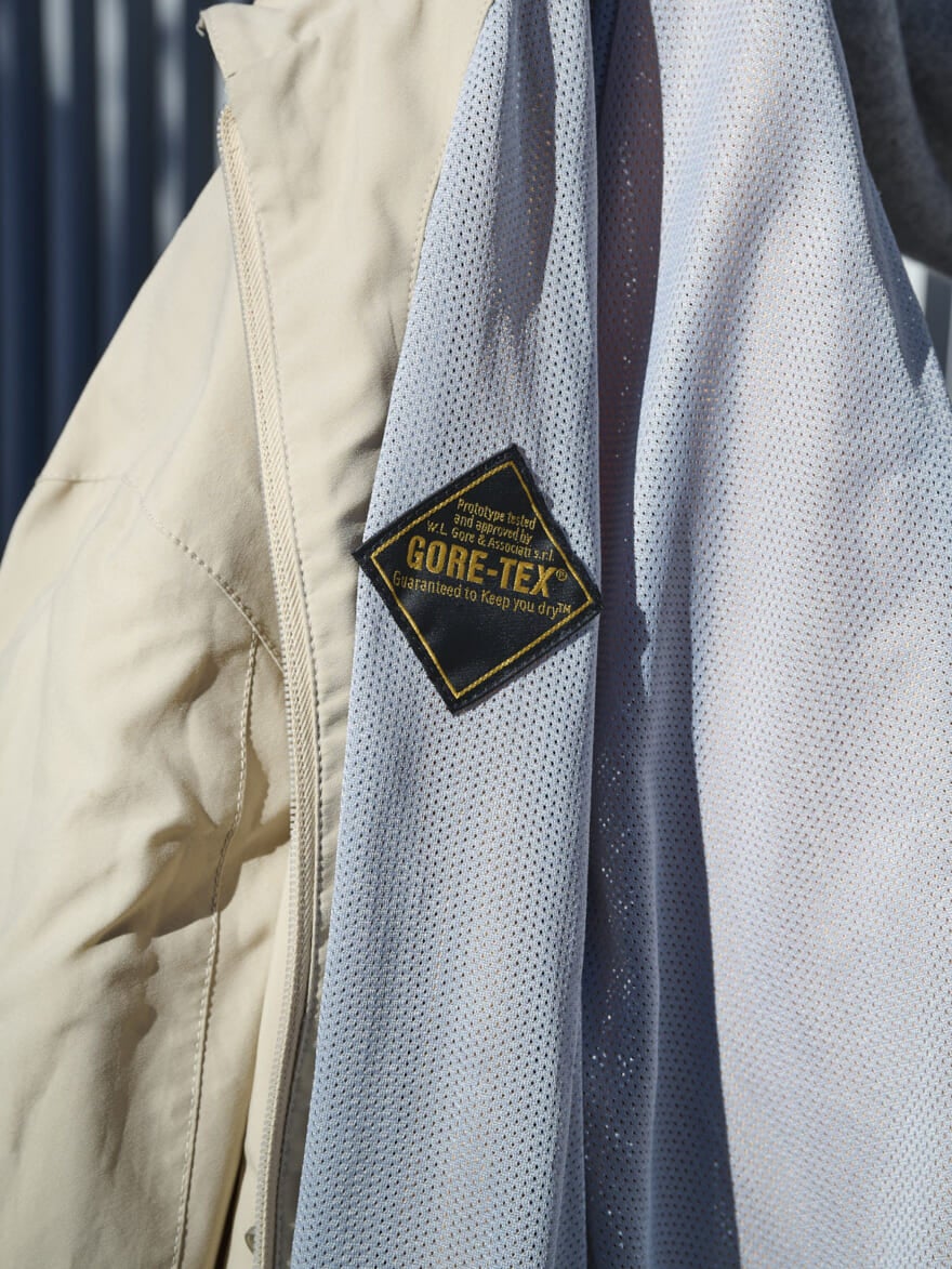 プラダスポーツ、裏地のゴアテックスタグ