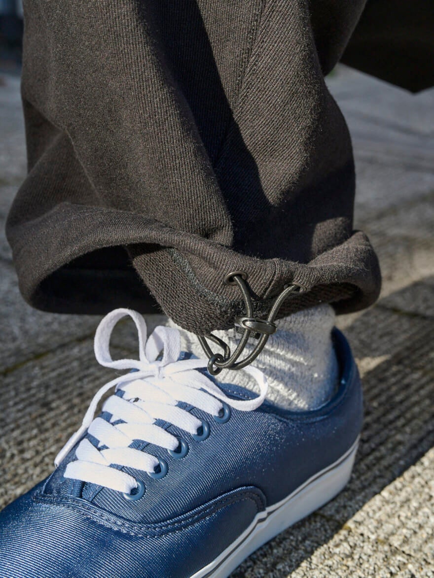 ジ エーのパンツ、裾のディテール