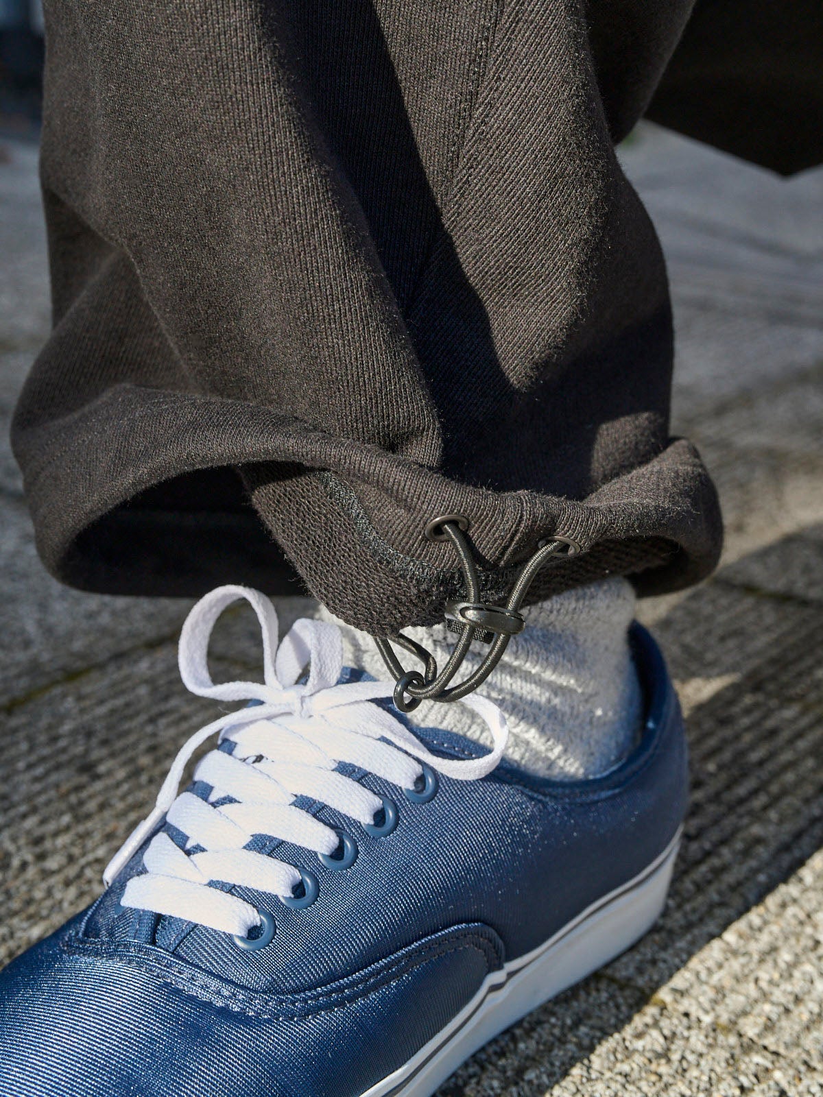 ジ エーのパンツ、裾のディテール