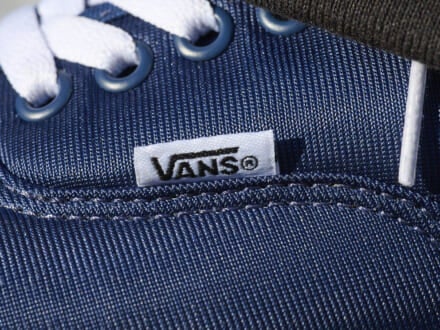 ひと味違う「特別なヴァンズ」の&ldquo;オーセンティック&rdquo;はジャージ素材が今っぽい！【人気ショップ＆ブランドスタッフの冬の毎日更新スニーカースナップ／DAY16】