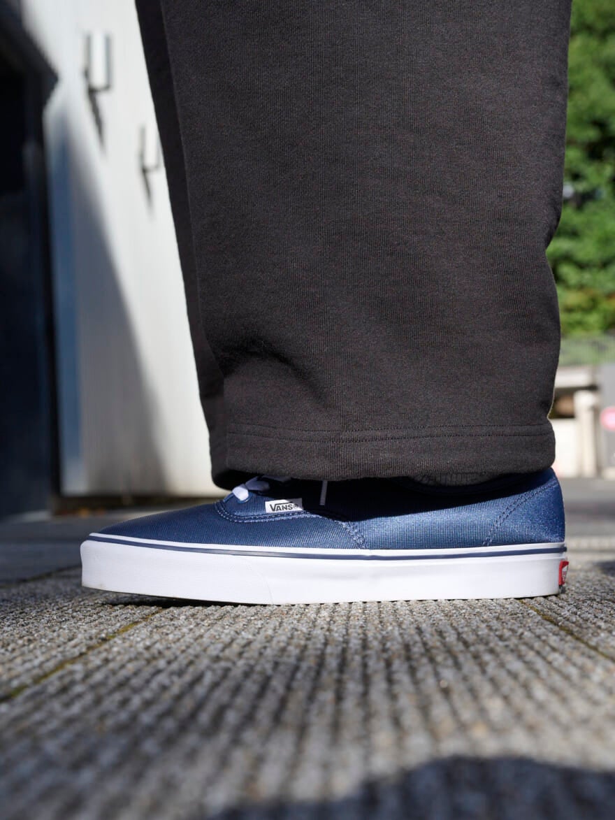 ジ エーのパンツの裾、ヴァンズのAuthenticのサイド