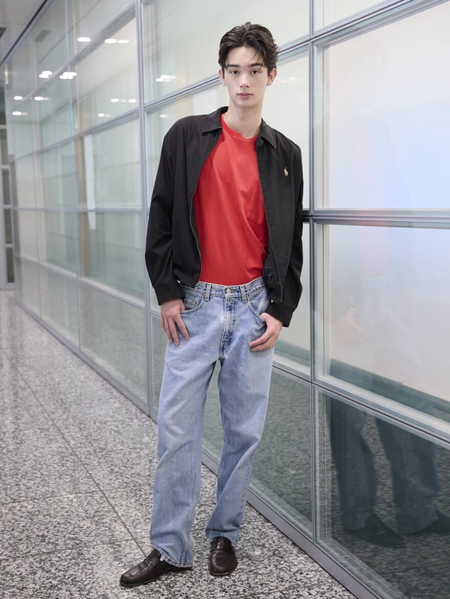 [栄莉弥] 「リーバイス®」のデニムに「ラルフ ローレン」の黒ジャケットを合わせてトレンドの赤を差し色に！【メンズノンノモデルの私服スナップ】