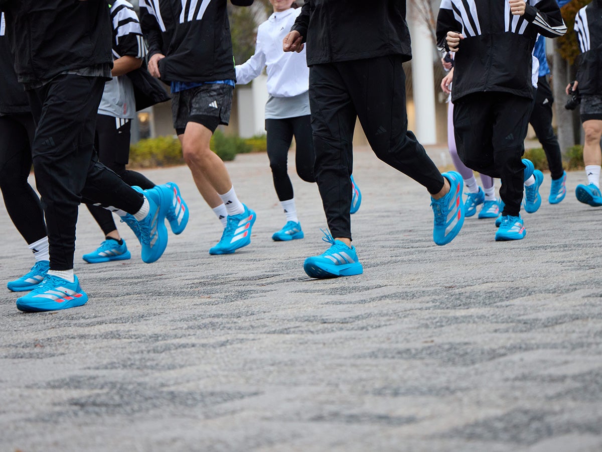 「ADIZERO EVO SL WOVEN(アディゼロ エヴォ エスエル ウーブン)」 を履いて試走するイベント参加者