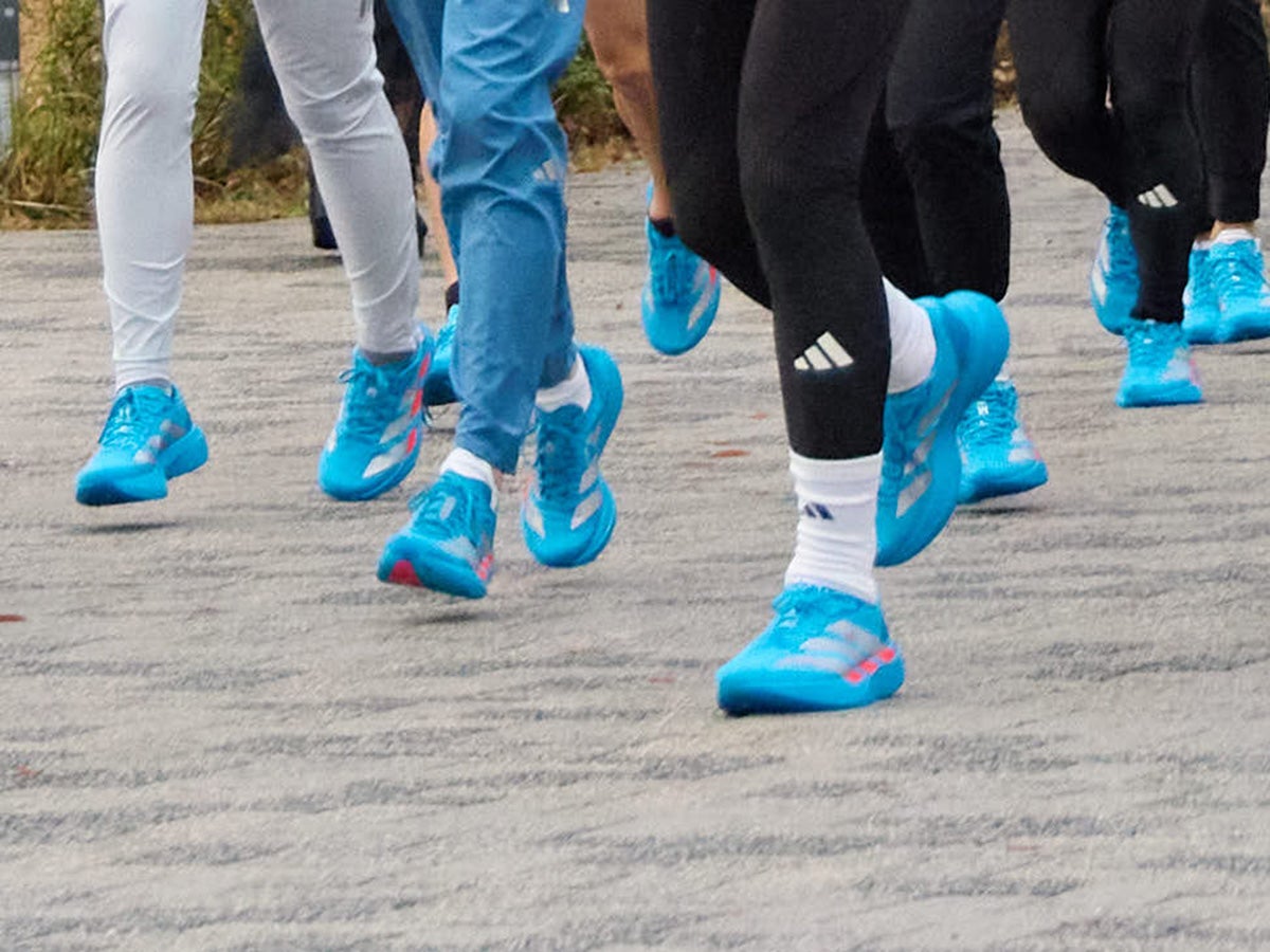 「ADIZERO EVO SL WOVEN(アディゼロ エヴォ エスエル ウーブン)」 を履いてランニングする参加者たち