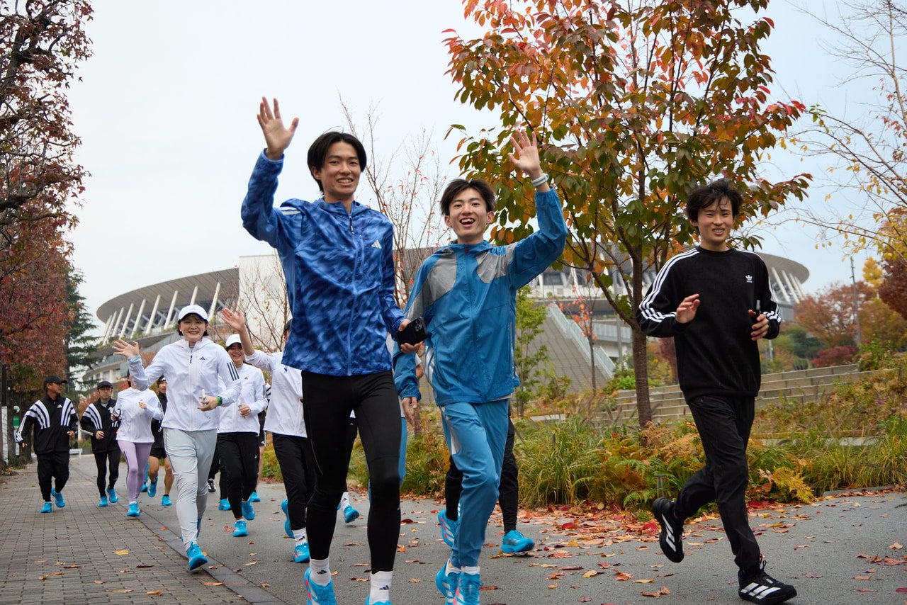11月25日に行われたイベント「ADIDAS EKIDEN DAY」で外苑西通りを走る参加者たち
