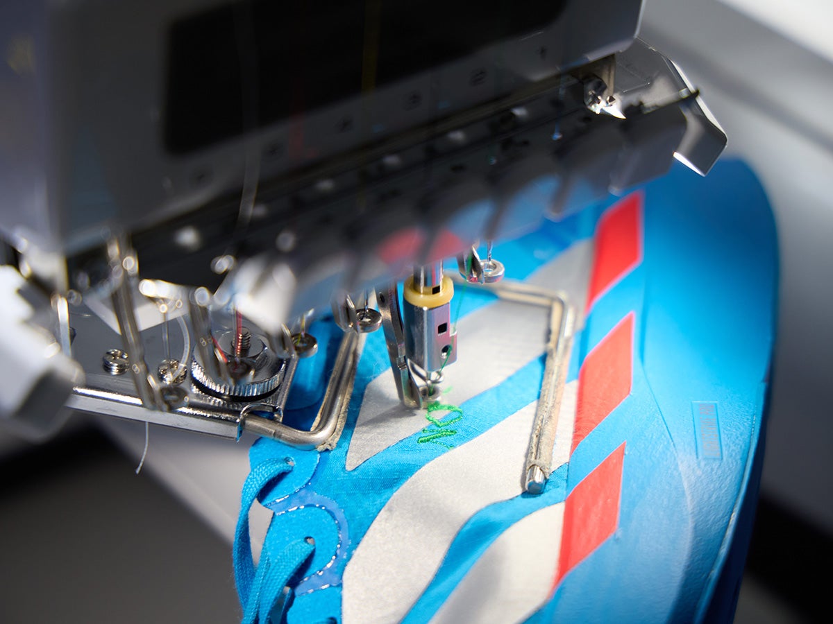 「ADIDAS EKIDEN DAY(アディダス駅伝デー)」会場で行われたスニーカーへの刺繍入れの様子1