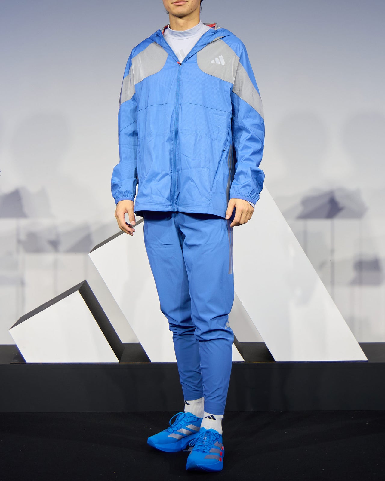 アディダスの『ADIZERO EKIDEN COLLECTION』 の、ソーラーブルーのランニングウェアとシューズのコーディネート