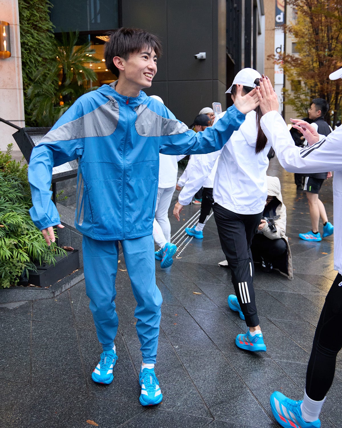 イベント参加者とハイタッチする平林清澄選手