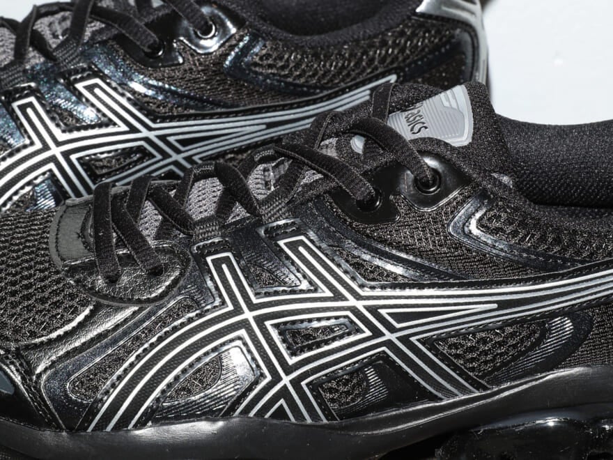 履くべきはおしゃれな人たちが沼る黒い「アシックス」かあえての白い「アシックス」か？【2025年アシックス人気記事ベスト10】