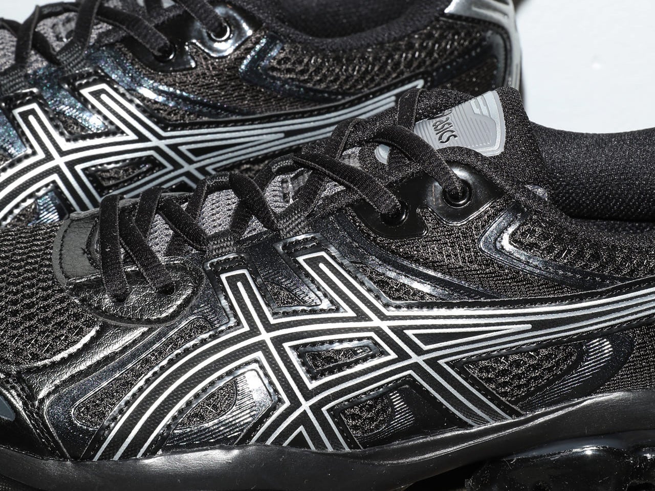 履くべきはおしゃれな人たちが沼る黒い「アシックス」かあえての白い「アシックス」か？【2025年アシックス人気記事ベスト10】