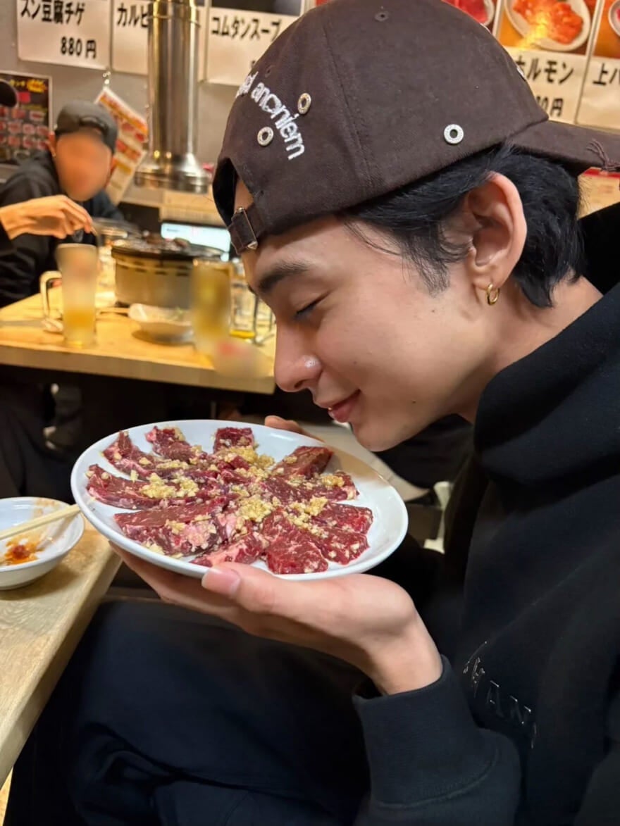 焼肉店にいるメンズノンノモデル松井大奈