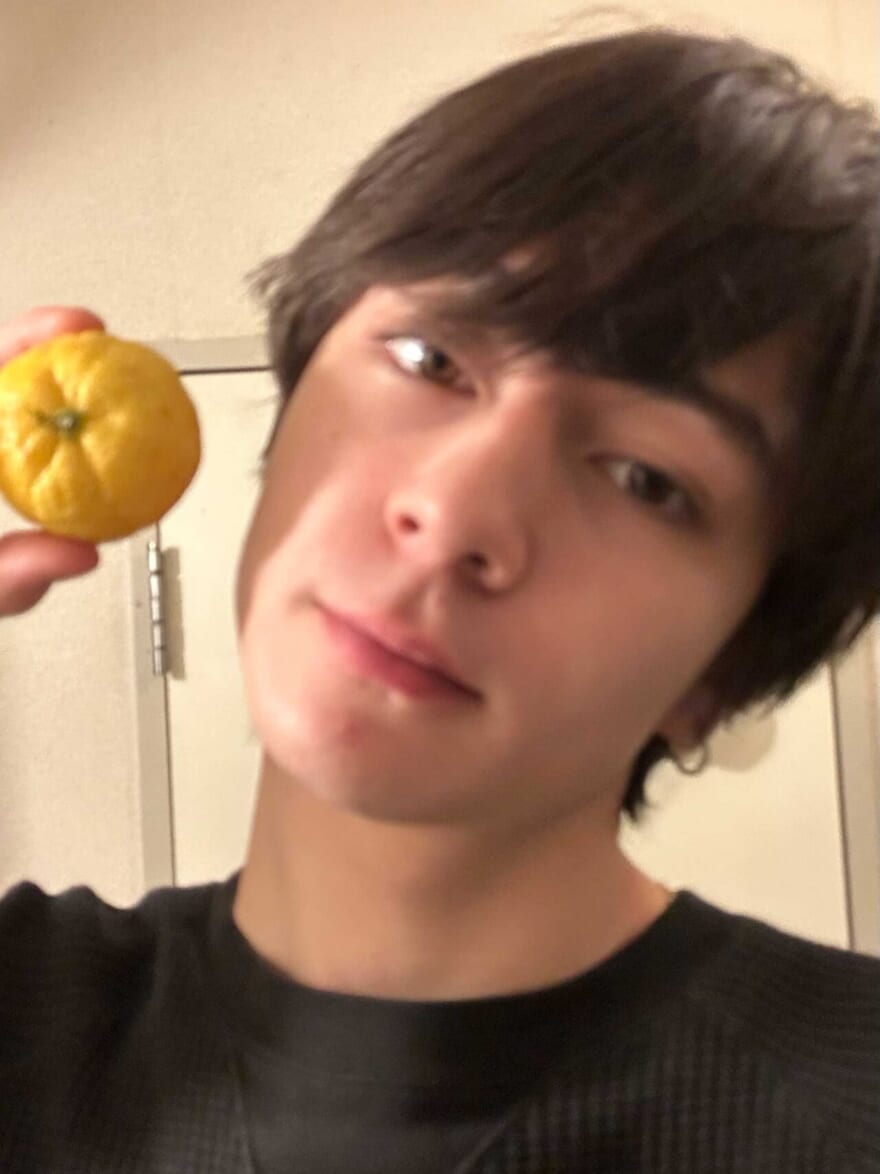 ゆずを持っているメンズノンノモデル松岡光