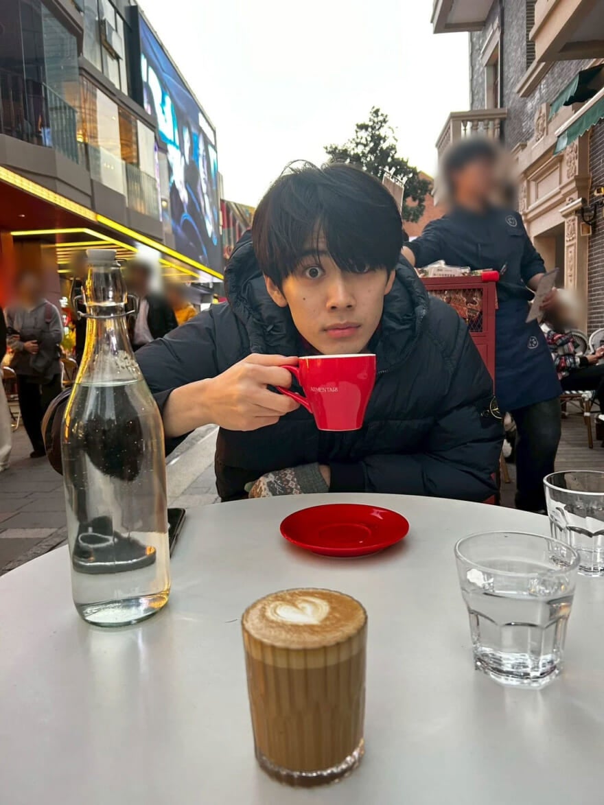 中国のカフェにいるメンズノンノモデル稲井孝太朗。赤いカップを持っている