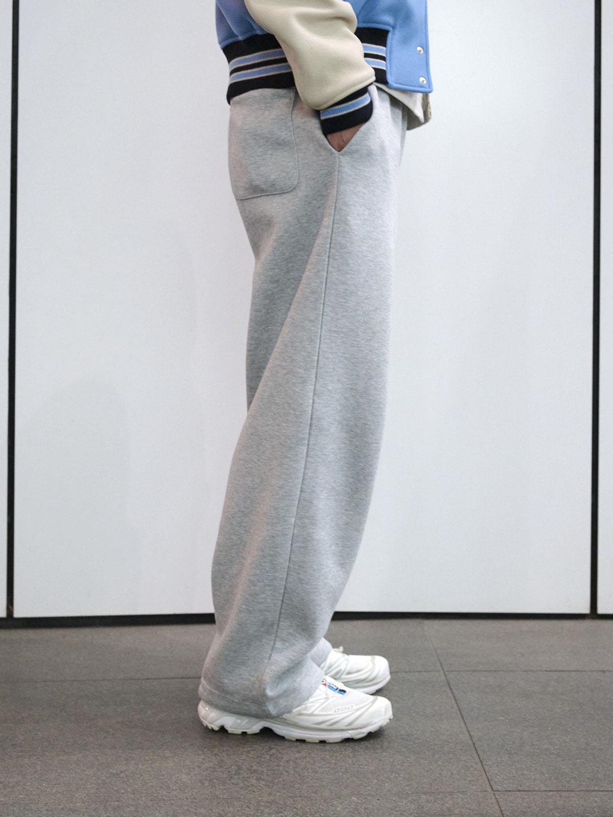 鈴々木響の冬の私服コーディネート＿ユニクロシーのスウェットパンツサイド