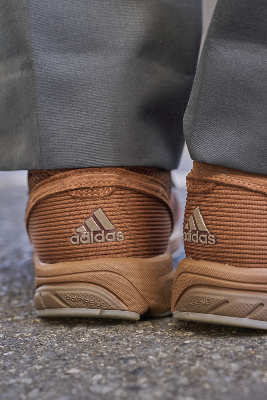 アディダスのロゴ