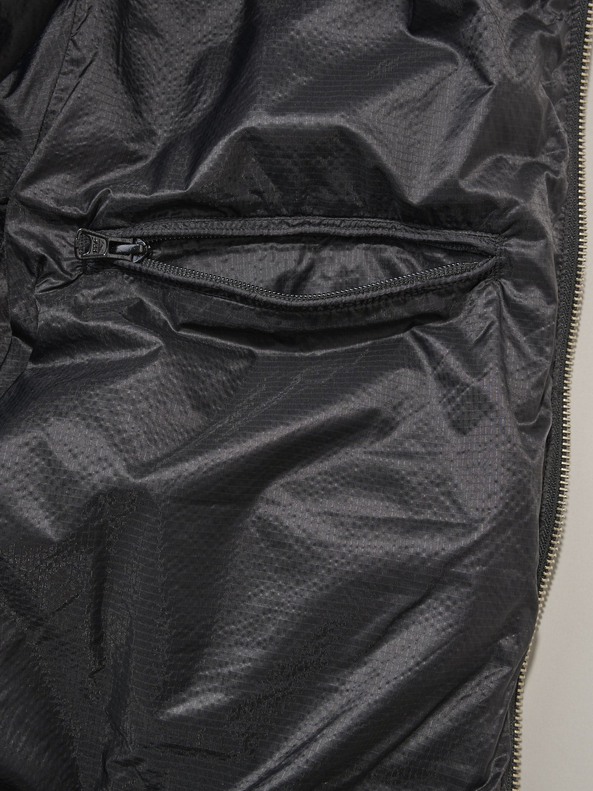 NO MAINTENANCE、4-ZIP PUFFER JACKET、ポケットディテール