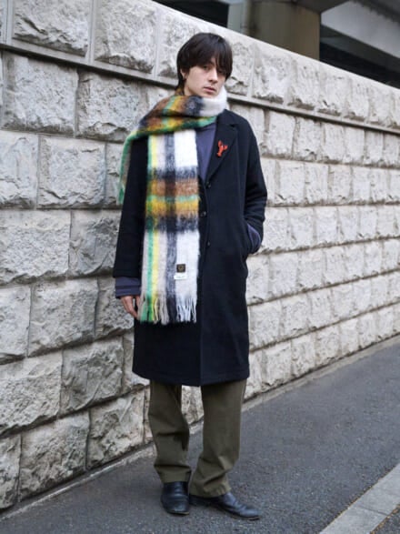 [松岡 光] 「サロン アダム エ ロペ」のマフラーで冬コーデを格上げ。シックなコートを小物で遊ぶ【メンズノンノモデルの私服スナップ】