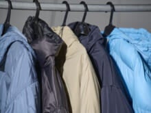 ダウンっぽいけどダウンじゃない。中わたアウターは都会的なムードで差をつけるのが正解。気になる「中わたアウター」５選をエディターが試着＆本音レビュー！