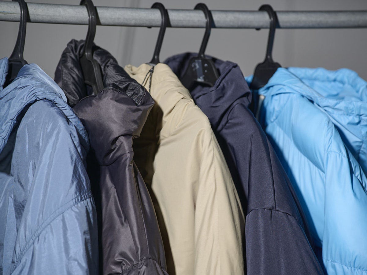 ダウンっぽいけどダウンじゃない。中わたアウターは都会的なムードで差をつけるのが正解。気になる「中わたアウター」５選をエディターが試着＆本音レビュー！