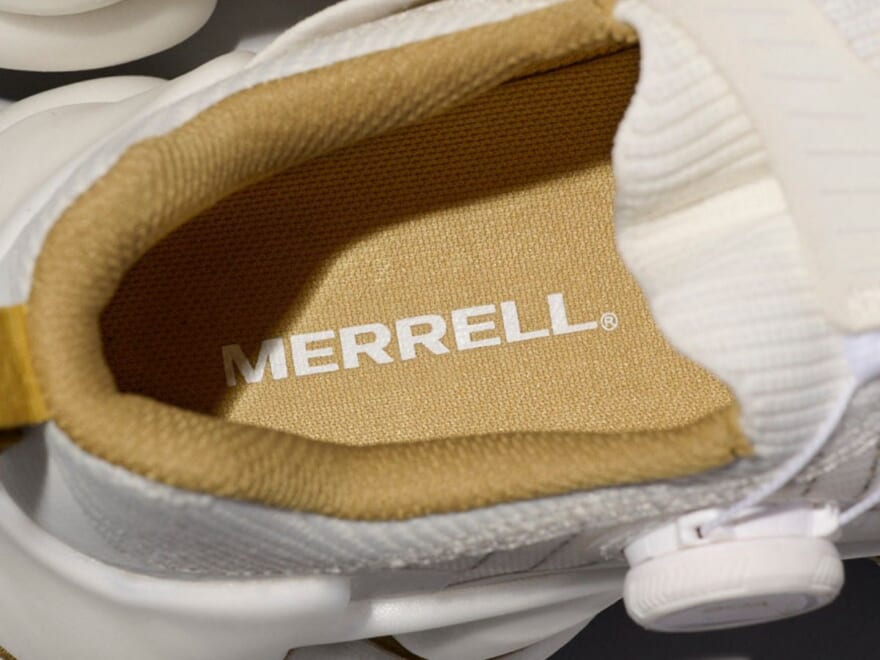 「メレル」で今すぐ買うべき新作白スニーカー！スポーティなのにラグジュアリー感がたまらない唯一無二の一足！[MERRELL SPEED ARC SURGE BOA]