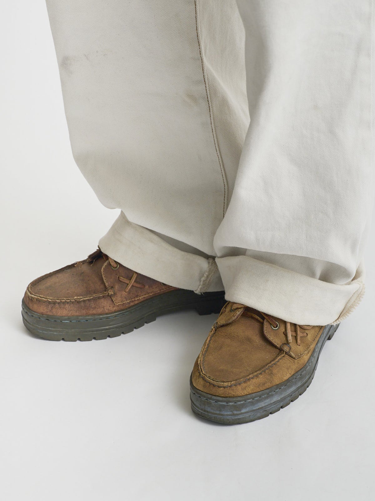 モンベルのアルパインダウン ジャケットのオシャレな着こなしのポロ ラルフ ローレンの革靴 俯瞰