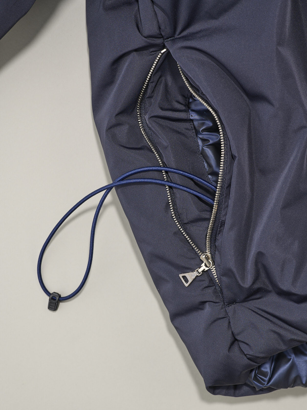 Foundation of view、MIL PUFFER JACKET、ポケットディテール