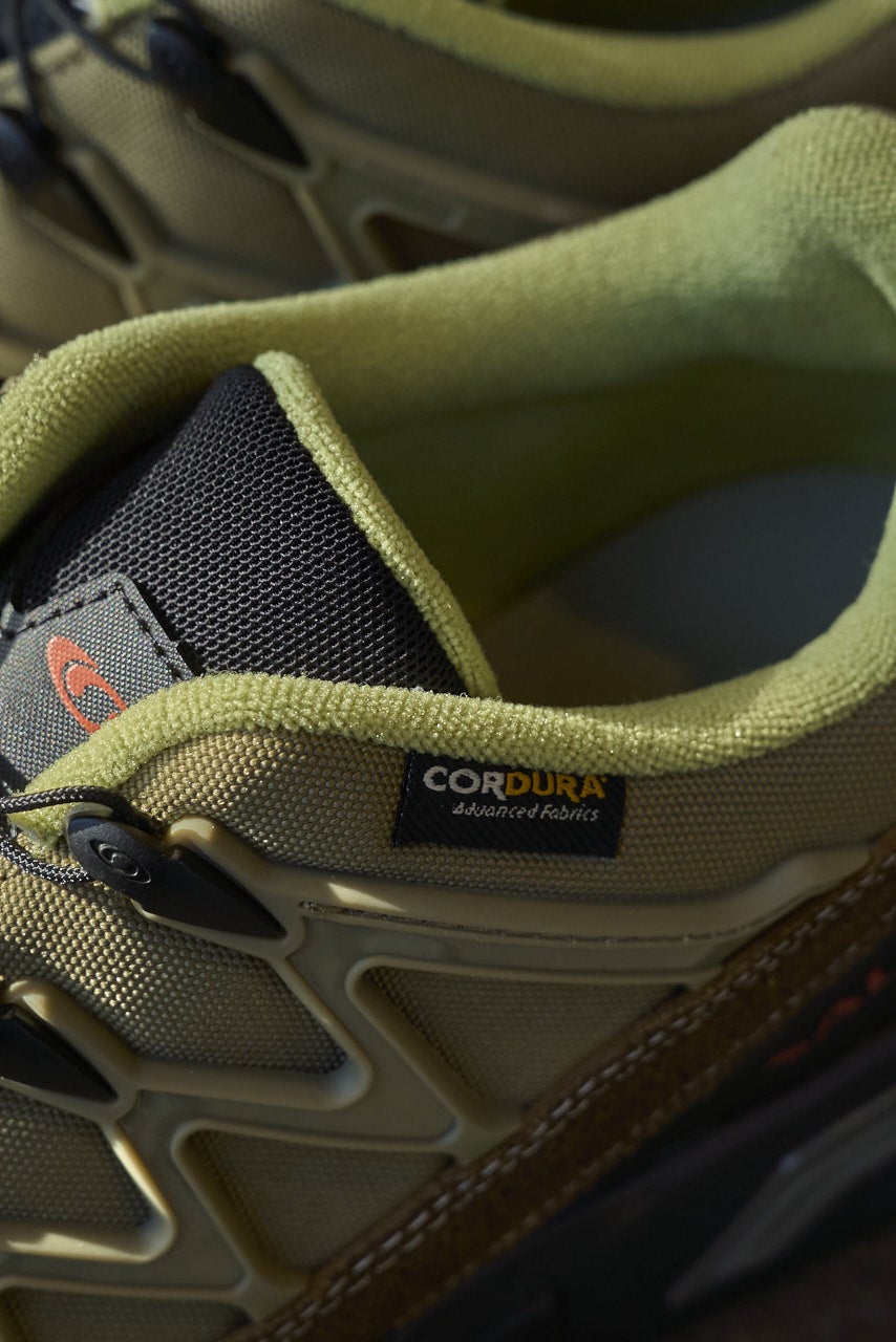 サロモンのスニーカー　ロゴ