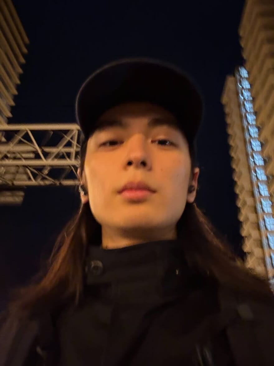 帽子をかぶったメンズノンノモデル海谷遠音