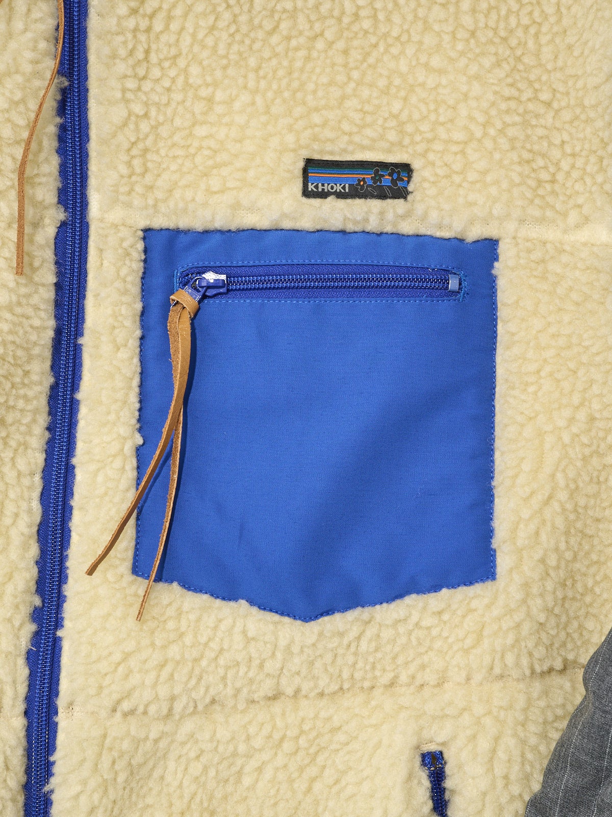 KHOKI、Feece-texture jacket、胸ポケットディテール