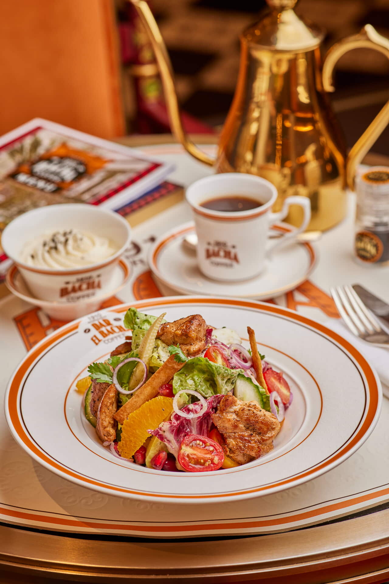 バシャコーヒー銀座メニュー「スパイスの効いた鶏もも肉と新鮮な10種の野菜のヒスパニック風サラダ」