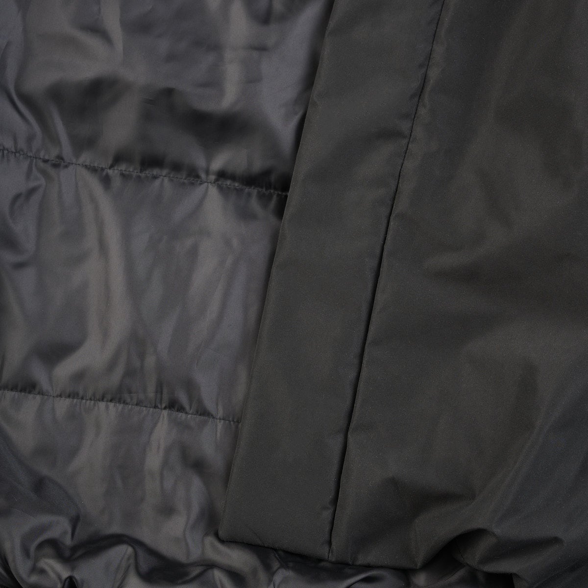 無印良品の黒い紳士 防風撥水中わたフードジャケットの裏地