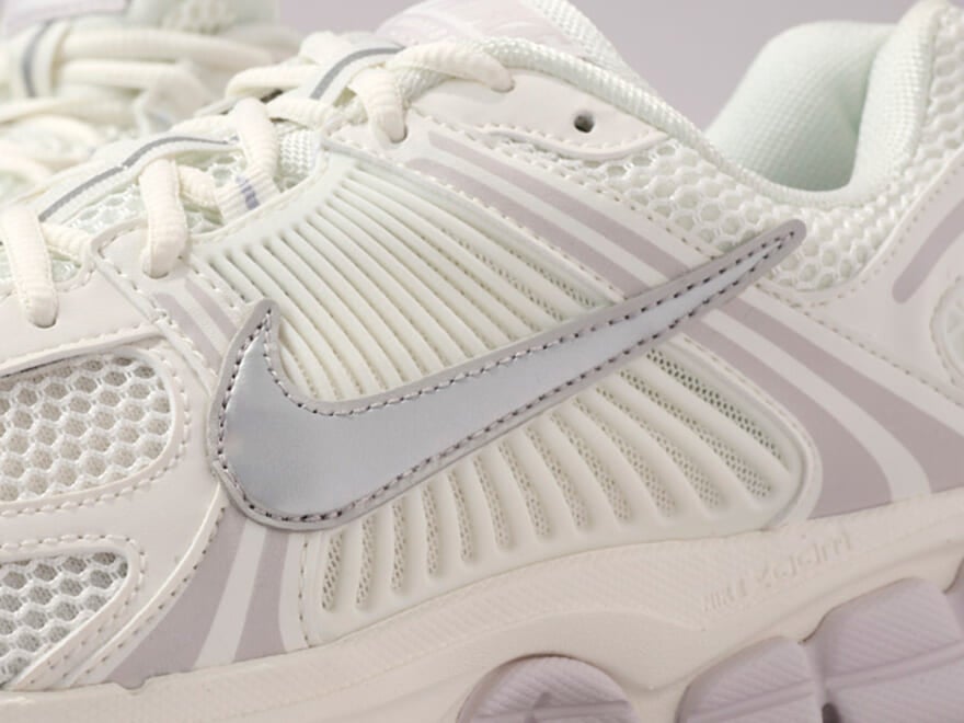 まさに“万能好印象”。「ナイキ」の新作白スニーカーは実用性もデザインも兼ね備えたテクニカルな１足！[NIKE ズーム ボメロ 5］