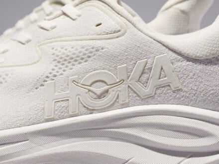 大人のための厚底スニーカーは「白いホカ」で。１万円台で最上級のクッショニングと好印象が手に入る！[HOKA クリフトン 10］